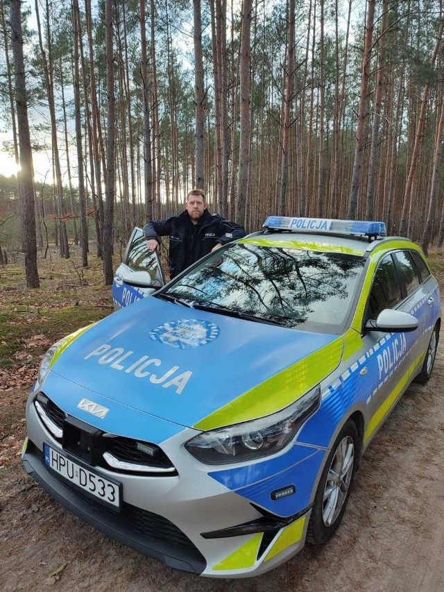 Policjanci odnaleźli mężczyznę pokonującego zarośla