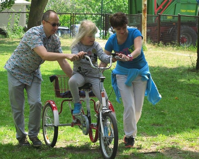 Uczniowie próbowali jazdy na trójkołowym rowerze.