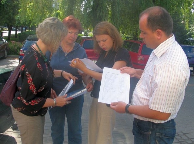 Delegacja rodzin wybudowanych na ulicy Lądowisko Jana Pawła II w Tarnobrzegu, spotkała się wczoraj z Janem Dziubińskim, prezydentem miasta i złożyła wniosek o wysiedlenie ich z zalanych terenów.