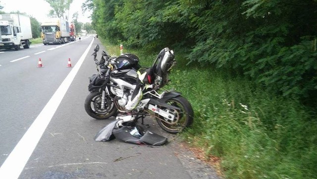 Do bardzo groźnego wypadku doszło kilkadziesiąt minut temu  w miejscowości Narty w gminie Lubień Kujawski (powiat włocławski). Jeden z motocyklistów uderzył w ciągnik z naczepą, drugi stracił panowanie nad pojazdem i się przewrócił.Motocykliści jechali Drogą Krajową nr 91 w kierunku Łodzi, w przeciwną stronę zmierzał ciągnik z naczepą. W pewnym momencie ciągnik zaczął skręcać lewo i wtedy doszło do tego tragicznego zderzenia. Dokładna przyczyna kraksy nie jest jeszcze znana, ale prawdopodobnie ciągnik był schowany za jadącą przed nim ciężarówką, więc mogli go nie zauważyć motocykliści. Jeden z nich zderzył się z rolniczym pojazdem, drugi przeszkodę zauważył i ja ominął, ale nie zdołał zapanować nad maszyną i się przewrócił. Obaj motocykliści odnieśli obrażenia, jeden był nieprzytomny, drugi przytomny, więc przeszedł badania na trzeźwość. Był trzeźwy, podobnie jak kierowca ciągnika. Ranni zostali przetransportowani do szpitala śmigłowcem medycznym i karetką pogotowia.  Aktualizacja: 25-letni motocyklista zmarł w szpitalu, był piłkarzem zespołu A klasyWięcej -  TUTAJ  Info z Polski - 03.08.2017