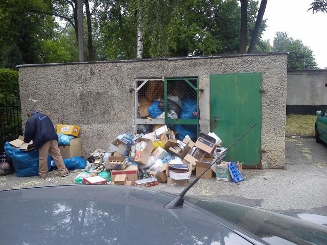 Tak wyglądają śmietniki w Kluczborku, w których wg deklaracji śmieci powinny być segregowane. Właśnie dlatego są podwyżki.
