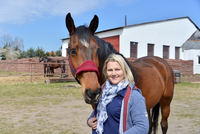 Wiktoria Coleman z ulubionym koniem Cool Boyem. - Kontakt ze zwierzętami jest najlepszym reduktorem stresu - mówi.