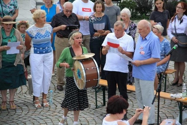 Wolne Śpiewanie" to tradycyjne już wydarzenie organizowane przez Annę i Jacka Przybyszów z chóru zamkowego SAN-do-MIR, którzy od lat dzielą się swoją pasją i szerzą w naszym regionie miłość do muzyki