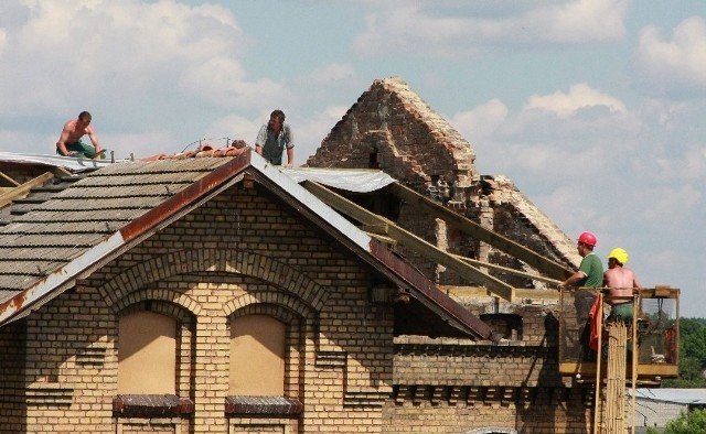 W piątek robotnicy z Poznania zabezpieczali dach plandeką z brezentu. To jednak doraźne rozwiązanie. Zrujnowany budynek trzeba po prostu odbudować, ale kolej już tego nie zrobi. Chce go sprzedać.