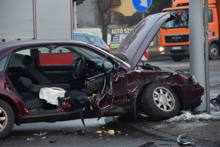 Wypadek drogowy w Sieradzu. Trzy osoby w szpitalu