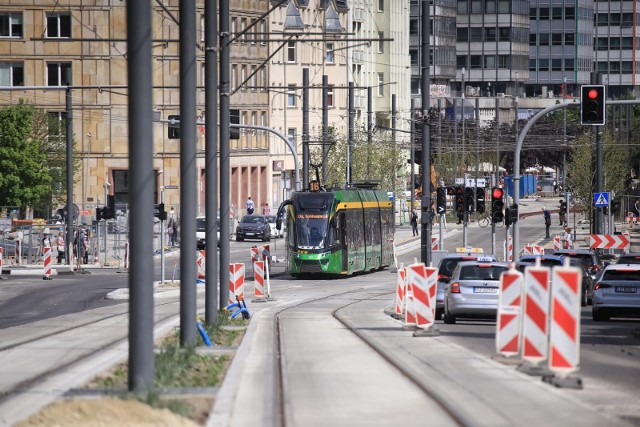 Tramwaje jeżdżą już Świętym Marcinem, ale prace jeszcze trwają - zakończą się jedna jeszcze w tym roku.