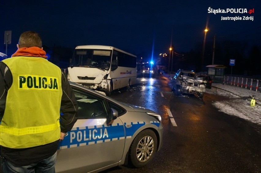 Zderzenie autobusu i dwóch aut w Jastrzębiu