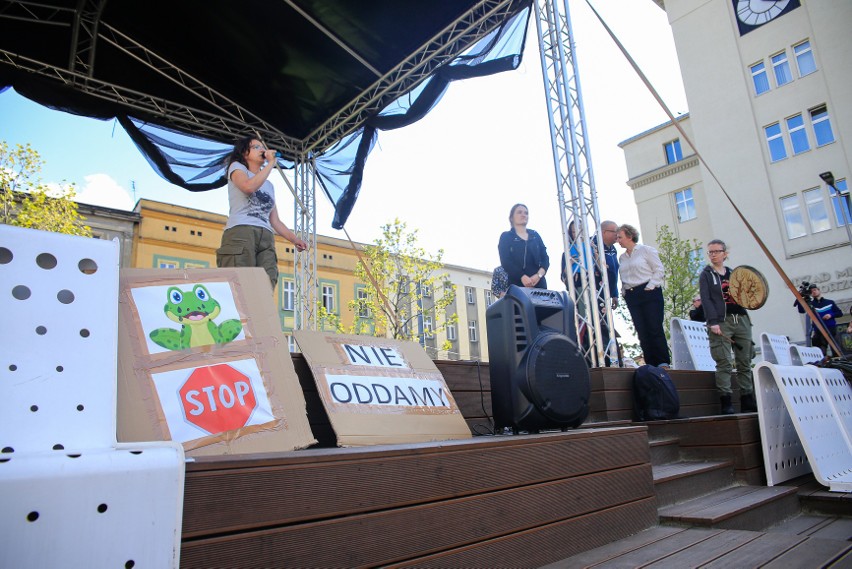 Protest na chorzowskim rynku w obronie Żabich Dołów.