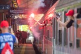 Wisła Kraków. Kibice „Białej Gwiazdy” ruszyli pociągami na Stadion Narodowy