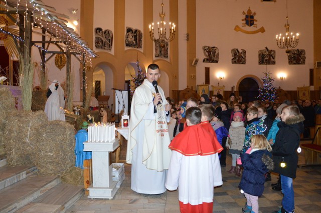 Pasterka dla dzieci w kościele Matki Bożej Nieustającej Pomocy w Starachowicach.
