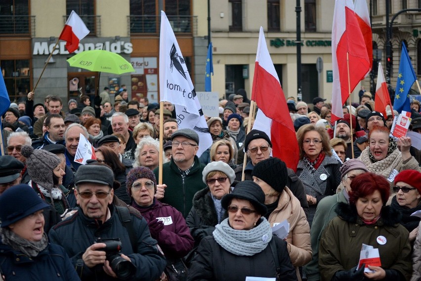 Komitet Obrony Demokracji manifestował w Lublinie. "Beata opublikuj!" [ZDJĘCIA, WIDEO]