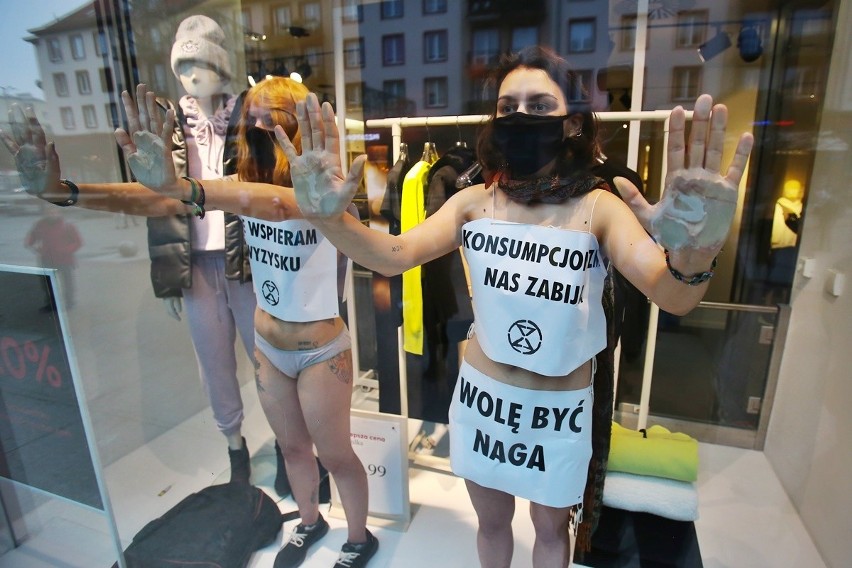 Wrocław: Półnagie kobiety wdarły się na witrynę sklepu H&M. Protestują  przeciw Black Friday | Gazeta Wrocławska