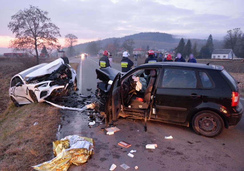 Wypadek w Ruszelczycach w powiecie przemyskim. Na DW 884 volkswagen polo czołowo zderzył się z mercedesem. Są ranni [ZDJĘCIA]