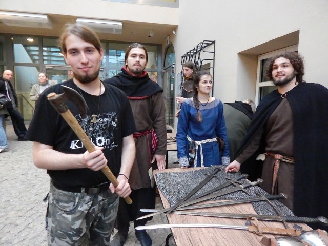 Na jednym ze stanowisk rekonstrukcyjnych w Muzeum Śląska Opolskiego było można zobaczyć, jak wyglądały dawne zbroje. Prezentowali je studenci historii z UO.