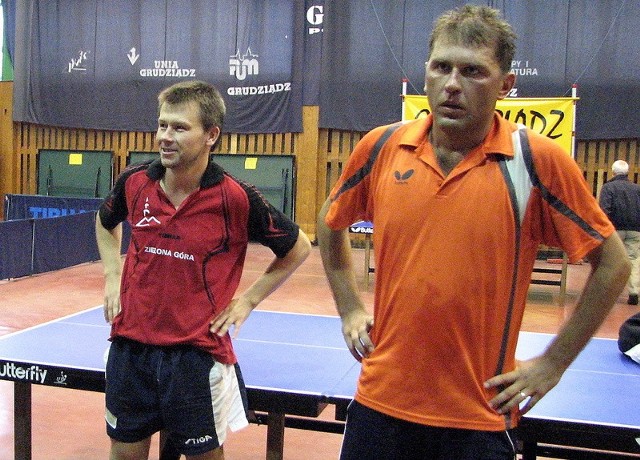 Grzegorz Adamiak (z lewej) i Piotr Szafranek znają się nie tylko z gry przy pingpongowym stole. Ich żony to siostry.