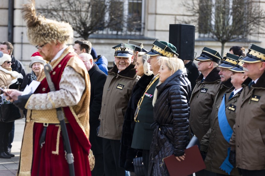 Kraków. 19 rocznica śmierci gen. Ryszarda Kuklińskiego. Na placu Jana Matejki i Jana Nowaka Jeziorańskiego złożono wieńce