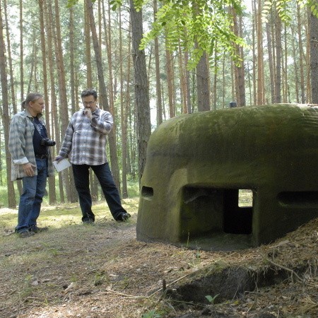 Na pół godziny zatrzymaliśmy się przy bunkrze nr 598. To jedyna w Europie cała tego typu kopuła pancerna. Od lewej: Robert Jurga i Tomasz Czyżniewski.