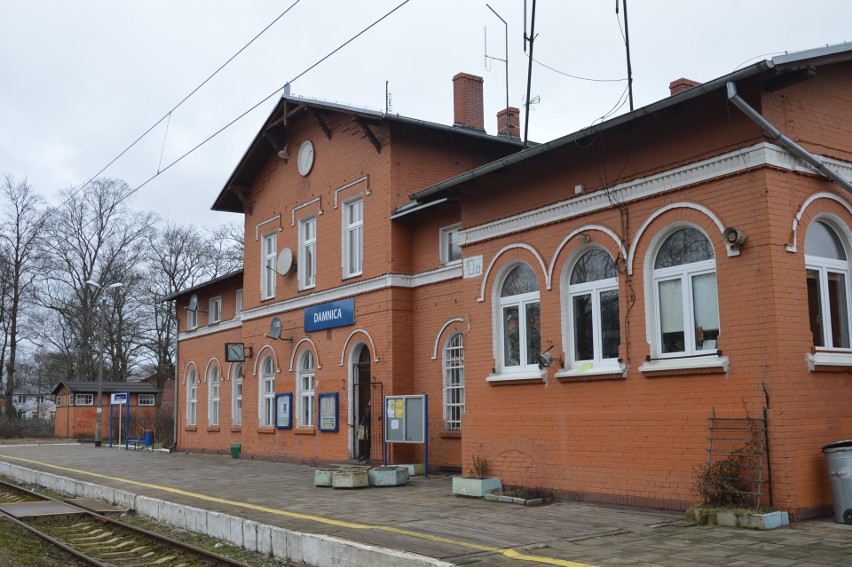 Przy ul. Kolejowej w Damnicy zlokalizowana jest m.in. stacja...