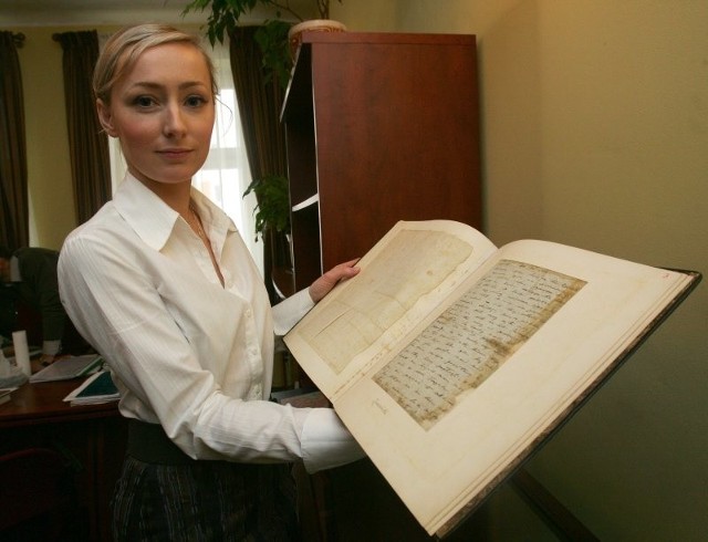 Martyna Maciejewska prezentuje list Zygmunta Krasińskiego do Juliusza Słowackiego.
