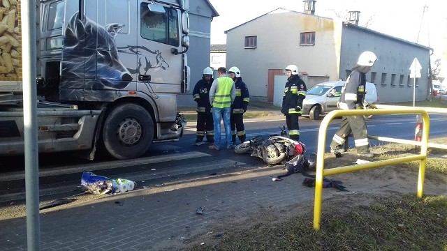 Dziś rano w Mąkowarsku doszło do poważnego wypadku. Kobieta jadąca skuterem wymusiła pierwszeństwo na skrzyżowaniu i doprowadziła do zderzenia z ciężarówką.Więcej zdjęć i informacji o zdarzeniu >>>Flesz - wypadki drogowe. Jak udzielić pierwszej pomocy?