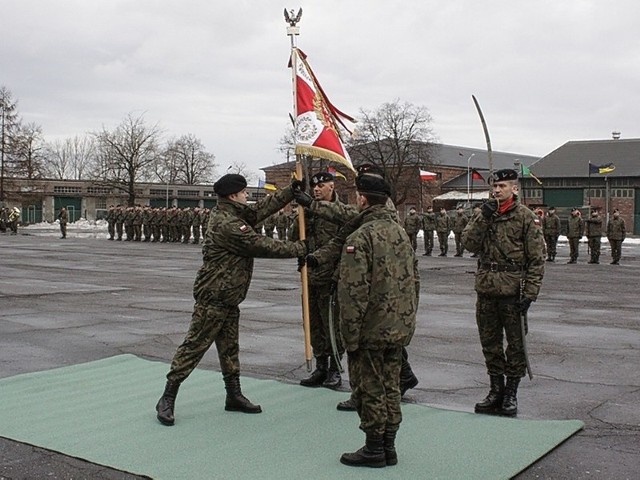 Zgodnie z wojskową tradycją, ppłk Krzysztof Balcerzak przekazał następcy majorowi Jarosławowi Szczypiorskiemu sztandar batalionu.