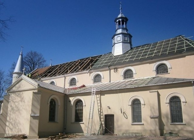 Kościół w Daleszycach ma już nowy dach