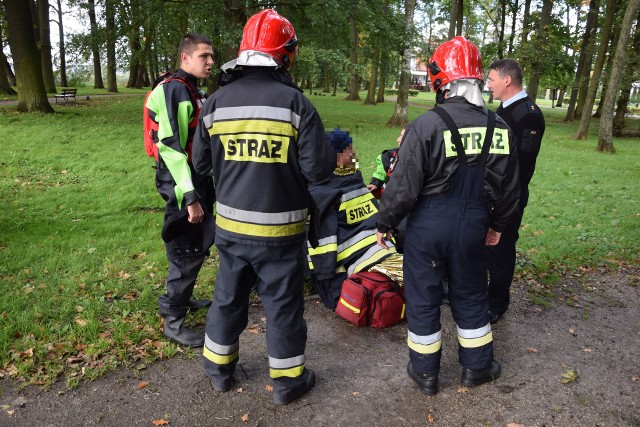 O krok od tragedii na szczecineckim jeziorze Trzesiecko - strażacy wydobyli z wody krańcowo wyczerpanego wędkarza, który wypadł z łódki. Dramat rozegrał się we wtorkowe popołudnie na jeziorze Trzesiecko w Szczecinku. W okolicach stanicy wędkarskiej spacerowicze zauważyli pustą łódkę. Okazało się, że płynący nią wędkarz wypadł za burtę i nie był w stanie o własnych siłach wrócić. Woda ma już niską temperaturę, więc mężczyzna słabł z każdą chwilą z trudem utrzymując się na powierzchni. Z pomocą pośpieszyli świadkowie i wezwana na miejsce straż pożarna. Starszego mężczyznę udało się wyciągnąć na brzeg. Był jednak krańcowo wychłodzony i z trudem można z nim było nawiązać kontakt. Konieczna okazała się interwencja pogotowia ratunkowego. Szczecinek: Dziennikarze komentują - 2 października 2017