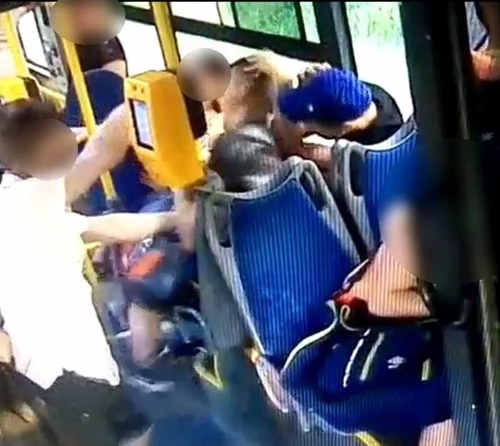 Kraków. Brutalny atak w autobusie komunikacji miejskiej. Mobilis: kierowca zachował zimną krew