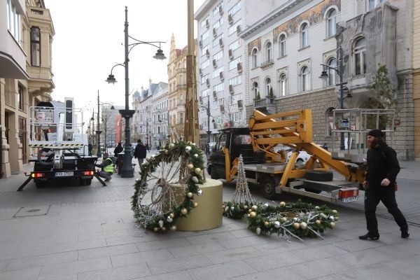 Na ulicy Piotrkowskiej montują ozdoby i świąteczną iluminację, a także budki na jarmark bożonarodzeniowy