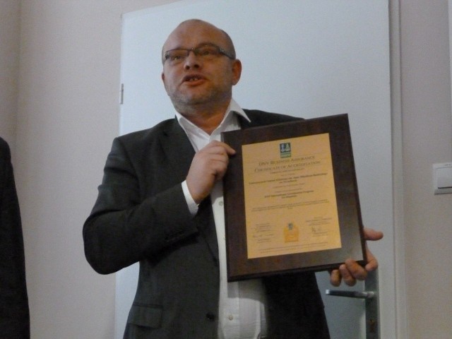 Piotr Pobrotyn, dyrektor szpitala, z certyfikatem .