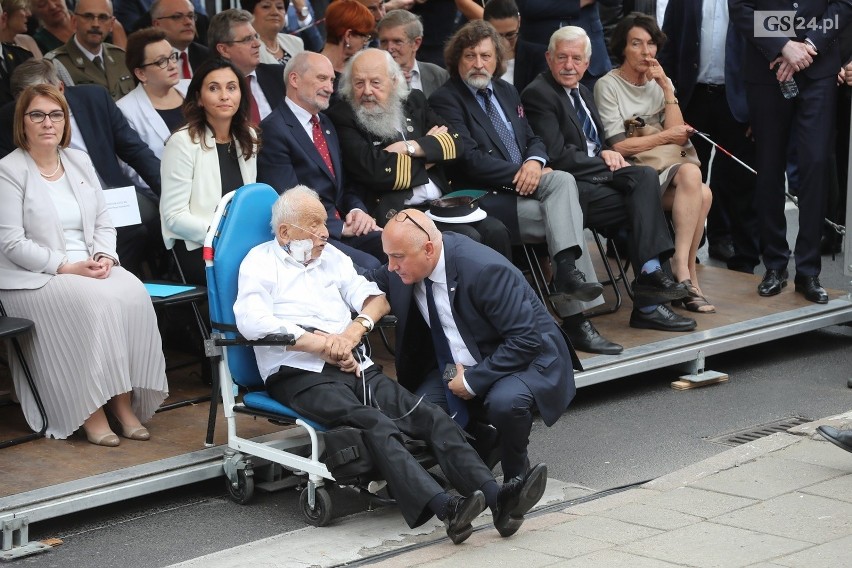 Pomnik Lecha Kaczyńskiego w Szczecinie odsłonięty z pompą. Prezydent w dynamicznej pozie, zamyślony nad Polską  [ZDJĘCIA]