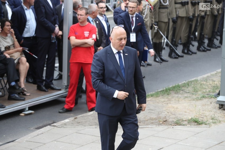 Pomnik Lecha Kaczyńskiego w Szczecinie odsłonięty z pompą. Prezydent w dynamicznej pozie, zamyślony nad Polską  [ZDJĘCIA]