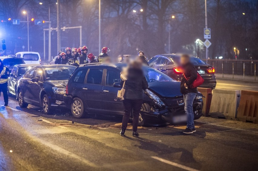 Siedem rozbitych samochodów i zablokowany wiadukt w Lesznie...