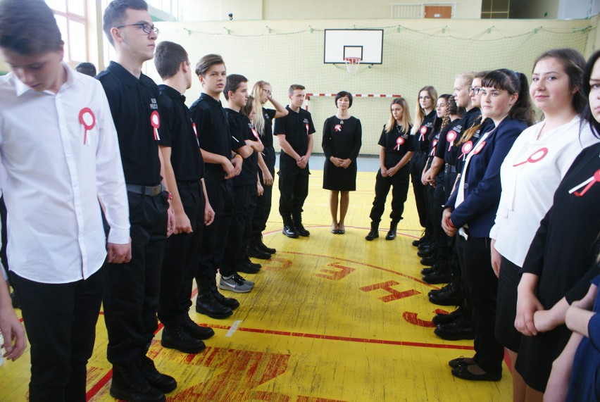 Powiatowy Zespół Szkół w Chęcinach śpiewał hymn wraz z całą Polską [WIDEO, zdjęcia]