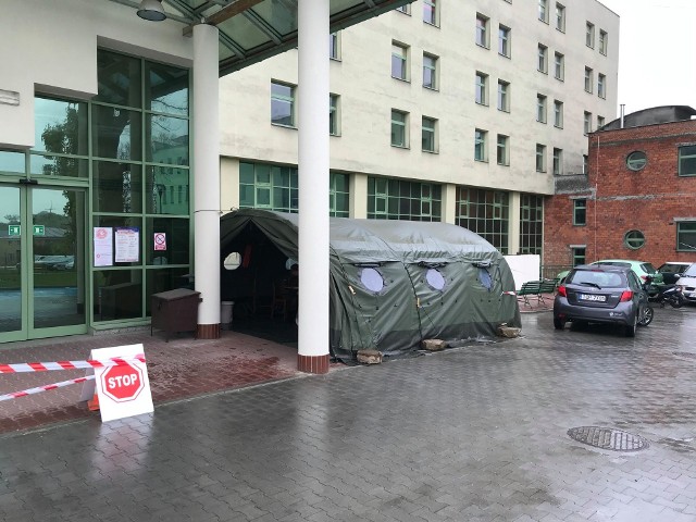 Przed szpitalem w Opatowie pojawił się namiot.