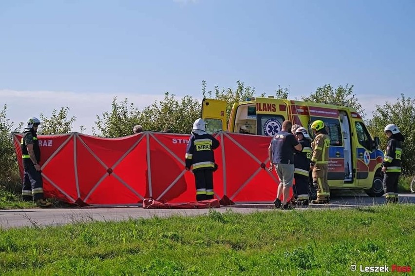 Miejsce wypadku w Polanach zabezpieczali strażacy.