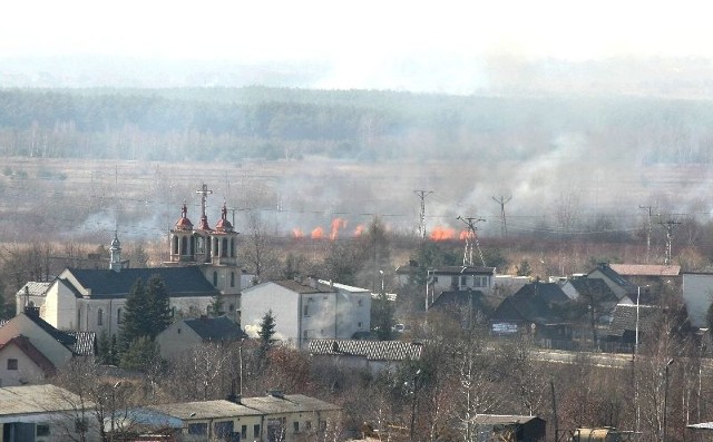Ogień z płonących traw na Malikowie zagrażał budynkom. Z żywiołem walczyło dziewięć zastępów straży pożarnej o jednostki ochotnicze. 