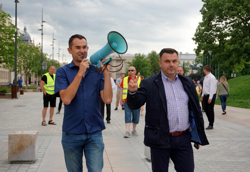 Przedsiębiorcy z Lubina w ramach protestu przeszli przez deptak. Frekwencja nie dopisała. Zobacz zdjęcia i wideo