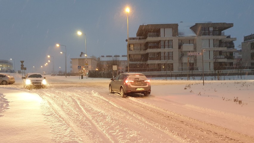 Nocne opady śniegu paraliżują ruch na opolskich drogach....