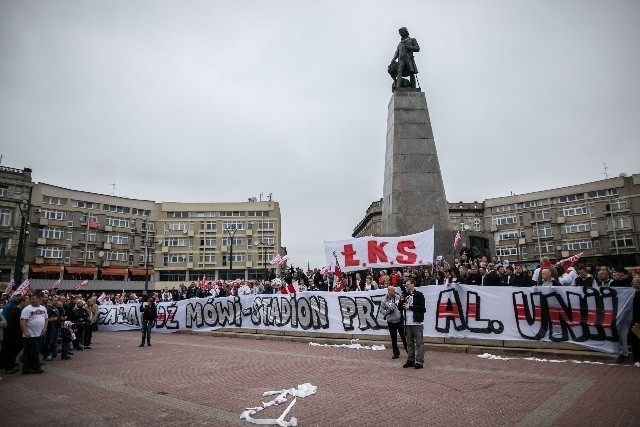 Manifestacja kibiców ŁKS na Placu Wolności [Film, zdjęcia]