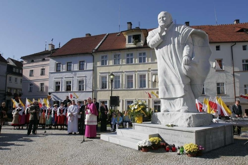 Pomniki Jana Pawła II to porażka