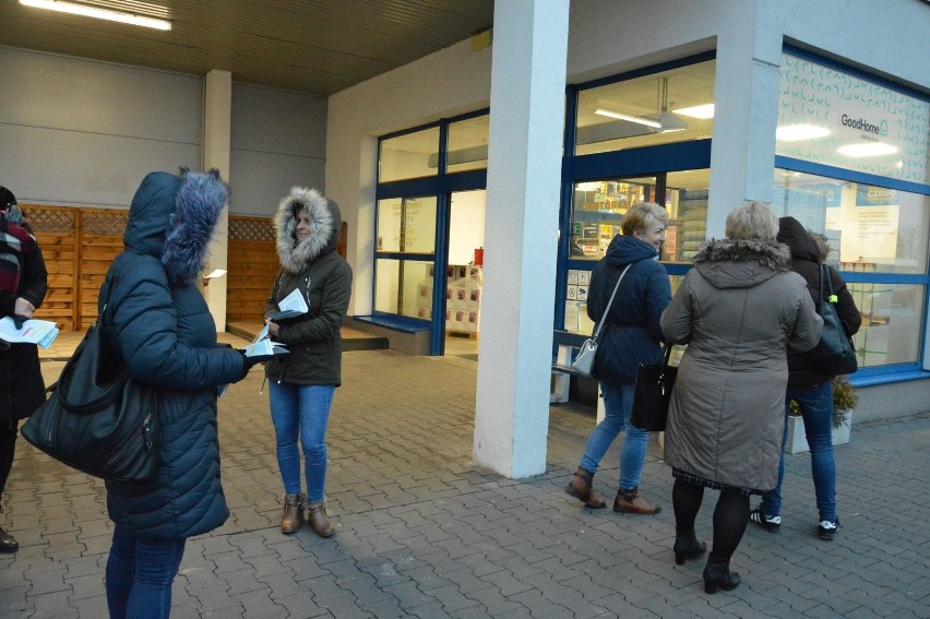 Związkowcy z "Solidarności" protestowali przed sklepem Castorama w Ostrowcu [ZDJĘCIA] 