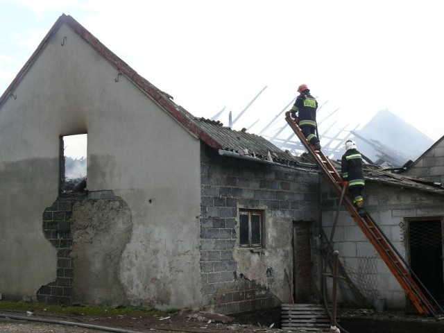 W Oksie spaliły się dachy dwóch budynków.