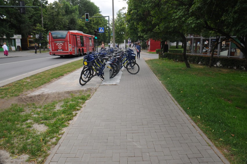 Po wybetonownaiu trawnika część rowerów nadal zajmuje...