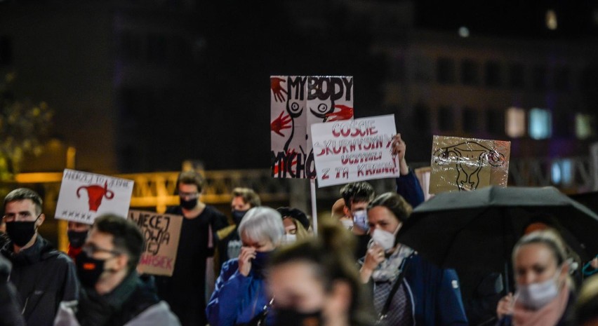 Protesty w środę 28.10.2020 r. Strajk Kobiet nie odpuszcza. Sprawdźcie, gdzie na Pomorzu odbędą się demonstracje [HARMONOGRAM]