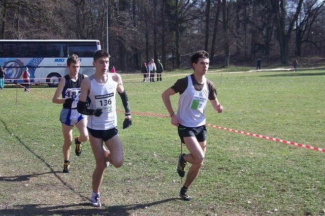 Bieg główny na 4000 m. Z prawej zwycięzca rywalizacji seniorów Piotr Piotrowski, z nr 136 najlepszy junior Szymon Halczak, a z tyłu drugi na mecie wśród seniorów Przemysław Chatys.