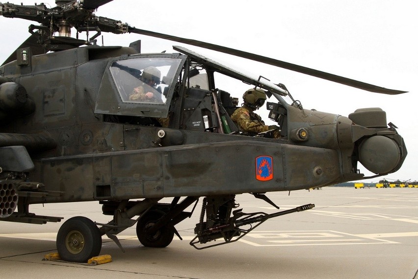 Załoga śmigłowca szturmowego AH-64 Apache z 12. Lotniczej...