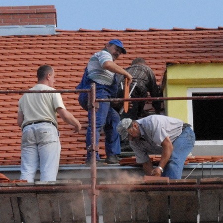 Już niedługo skończy się generalny remont kamienic na pl. Ratuszowym. Modernizacja budynków obejmuje m. in. naprawę dachu.