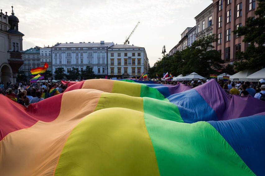 Marsz Równości i kontrmanifestacja na krakowskim Rynku [ZDJĘCIA]