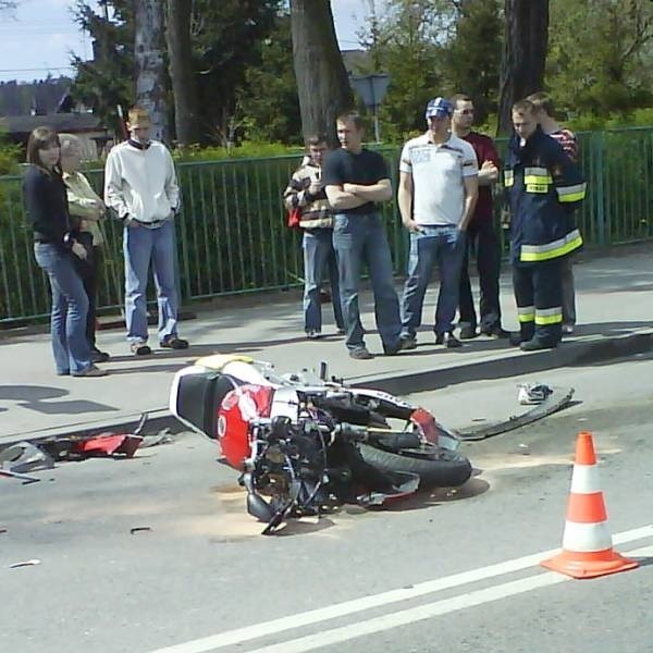 Zdjęcie rozbitego w Zawadzkiem motocykla. Fotografię...